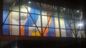 La salle Gilbert Noël à travers la bais vitré